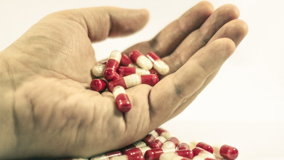 Drogas sintéticas en Ecuador: producción local y venta digital transforman el microtráfico.