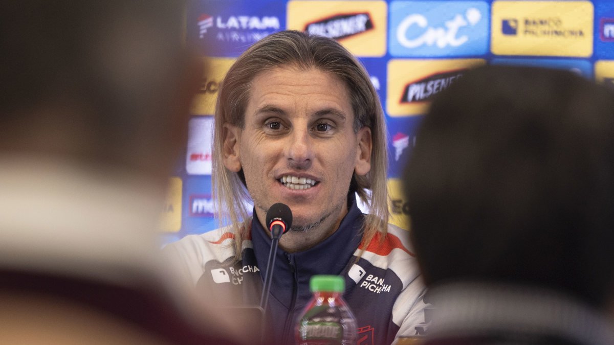 El mundialista David Trezeguet (segundo desde la derecha) escoltó el trofeo en su paso por Bogotá.