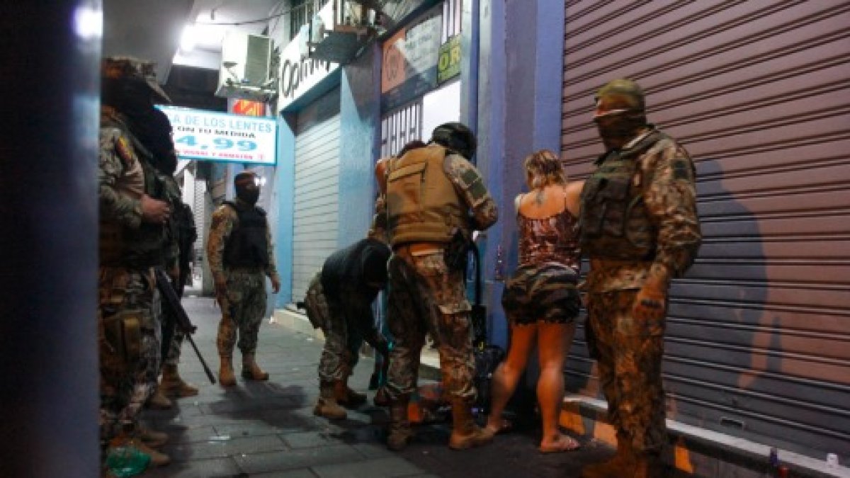 El toque de queda restringe la circulación entre las 23:00 y 05:00 en cuatro provincias de Ecuador hasta el 30 de marzo.