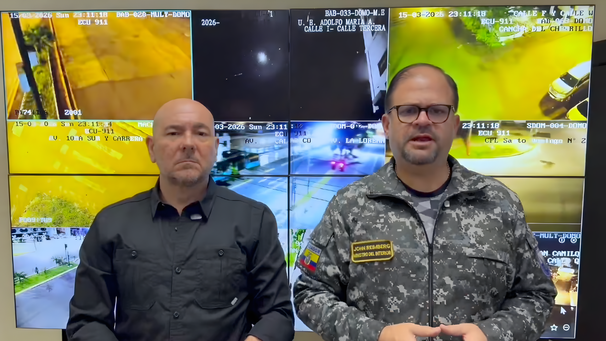 John Reimberg, junto al ministro de Defensa, Gian Carlo Loffredo, supervisan el monitoreo de cámaras en Guayaquil tras la primera noche de operativos y detenciones durante el toque de queda.
