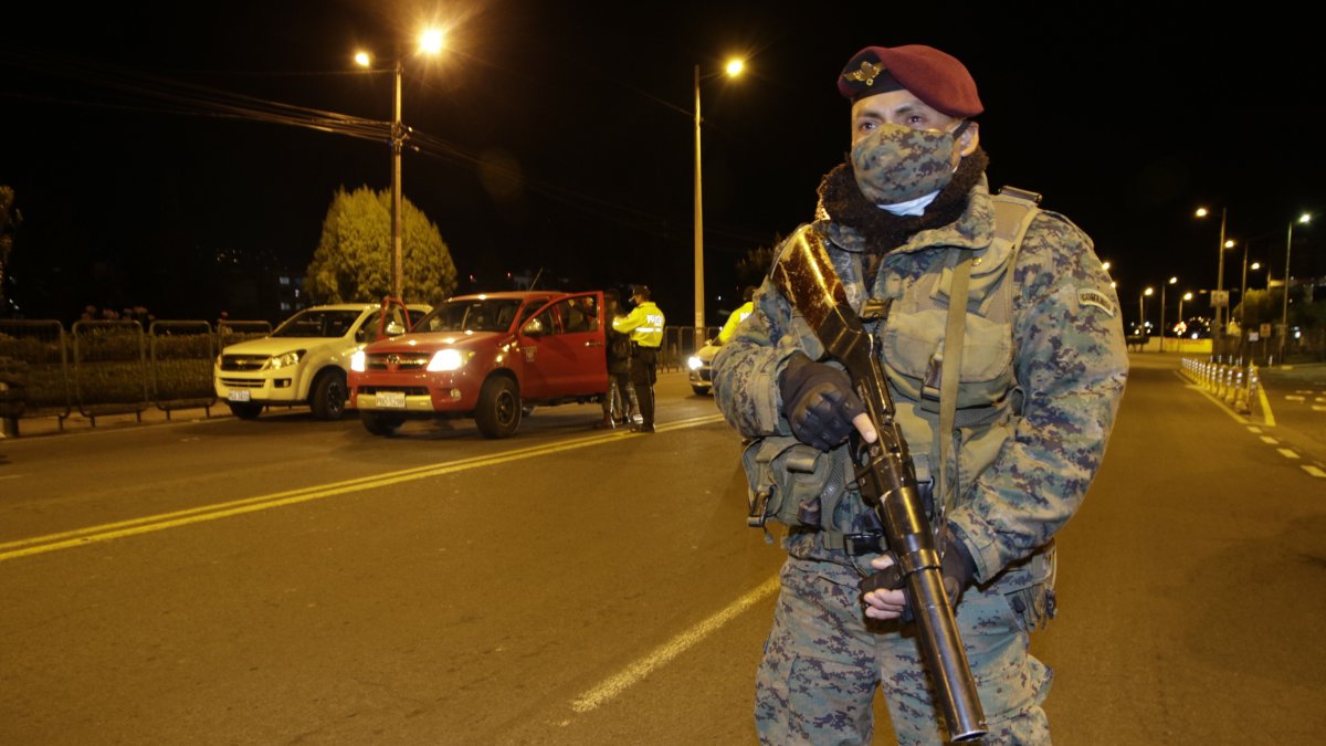Militares del Fuerte Patria junto con la policía realizaron un operativo verificando el cumplimiento de un toque de queda pasado.