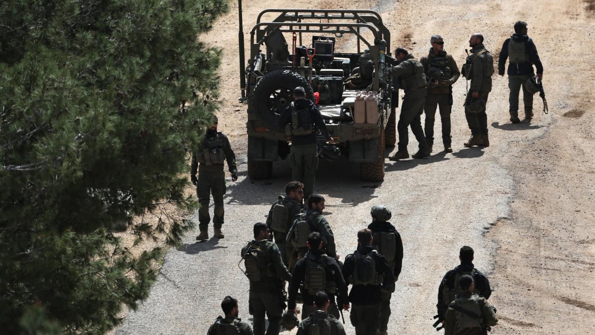 Soldados israelíes se congregan en una posición no revelada a lo largo de la frontera entre Israel y Líbano, en el norte de Israel, el 16 de marzo de 2026.