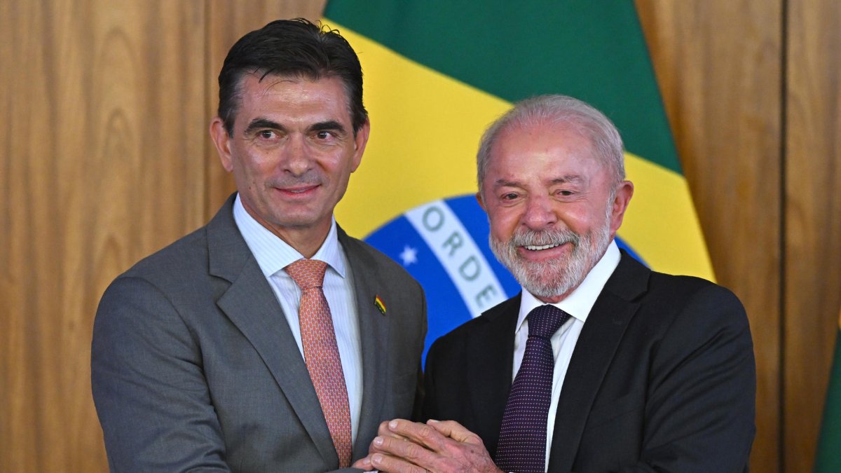 El presidente de Brasil, Luiz Inácio Lula da Silva (d), estrecha la mano de su homólogo de Bolivia, Rodrigo Paz.