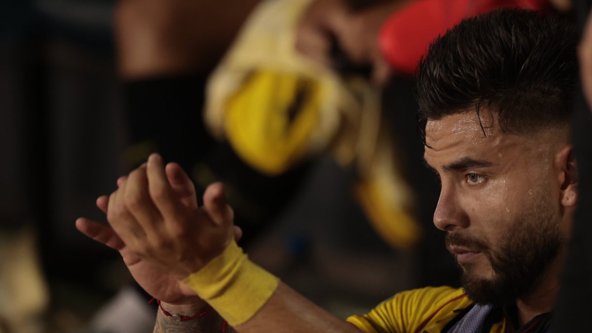 Los estudiantes practican el manejo de una excavadora en los terrenos de la Escuela de Minerales y Petróleo de Groenlandia en Sisimiut, Groenlandia, el 2 de febrero de 2026.