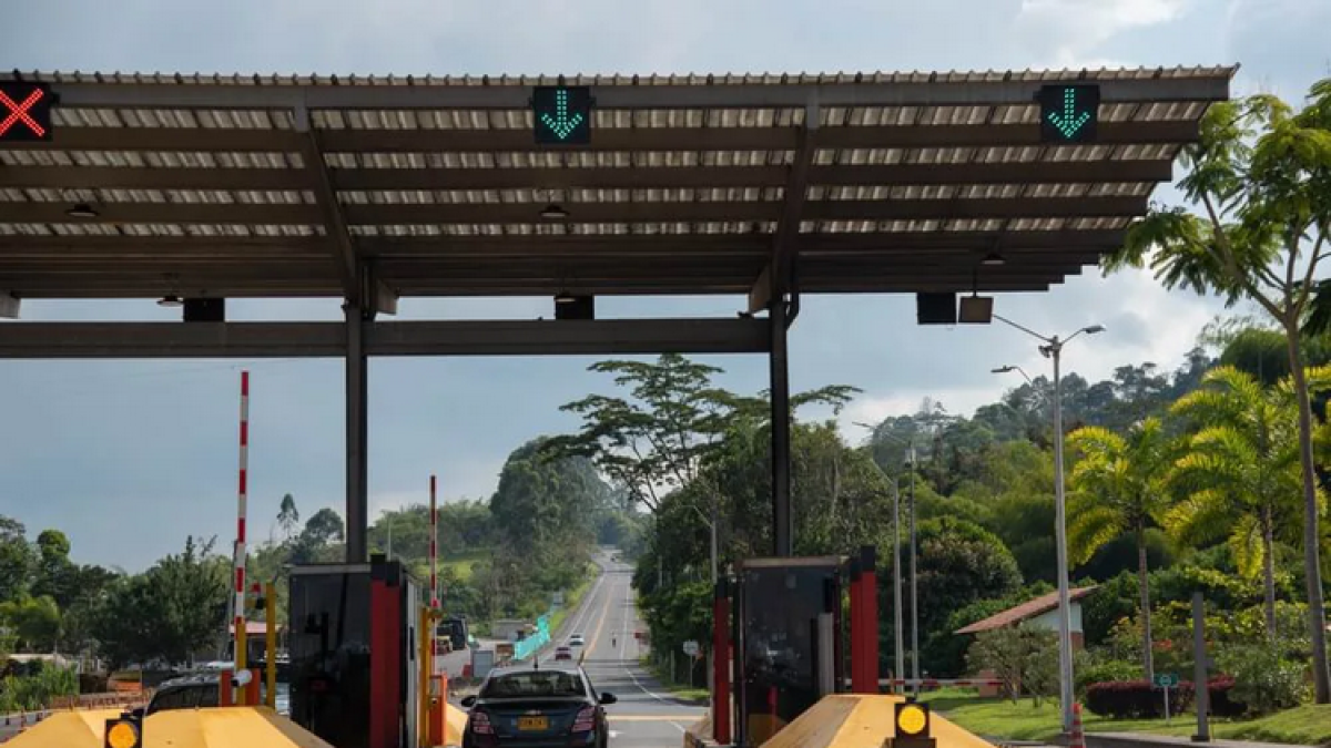 Fotografía de referencia de peaje en Colombia.