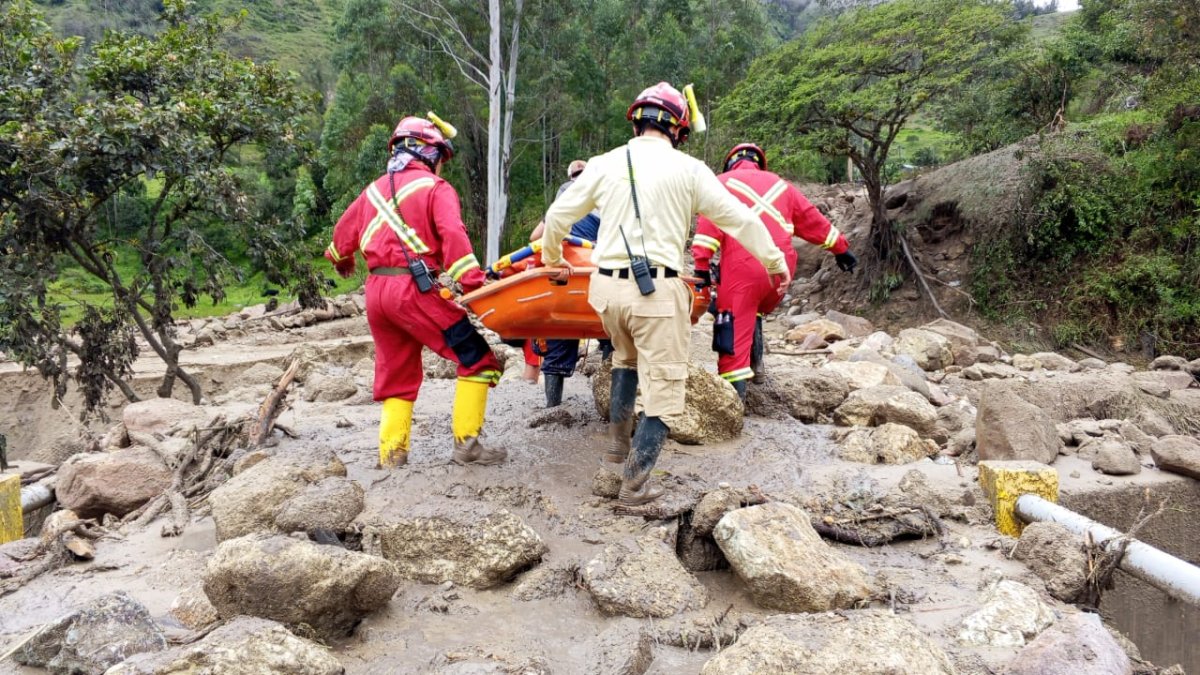 Dos adultos mayores fueron rescatados de un aluvión ocurrido en el cantón Girón.