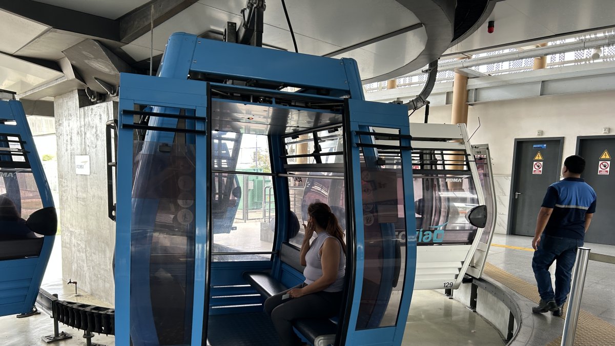 El sistema aerosuspendido Aerovía conecta a Guayaquil y Durán a través de cabinas que se mueven por sobre el río Guayas.