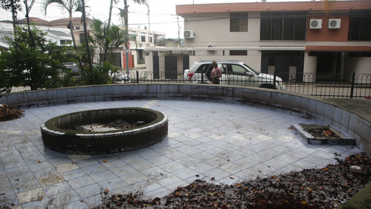 Descuido. Los malos olores acompañan a los residentes en el parque.