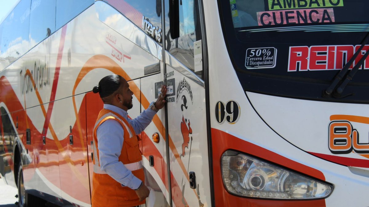 Buses hacia Guayas, Los Ríos, El Oro y Santo Domingo de los Tsáchilas no circulan por toque de queda