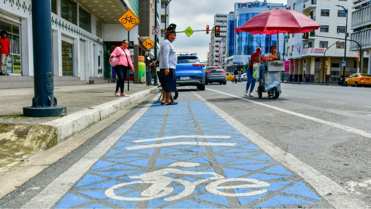 Sin bolardos ni control de agentes de la ATM, el tramo de la ciclovía en la avenida Machala se ha convertido en parqueo de autos y motos.
