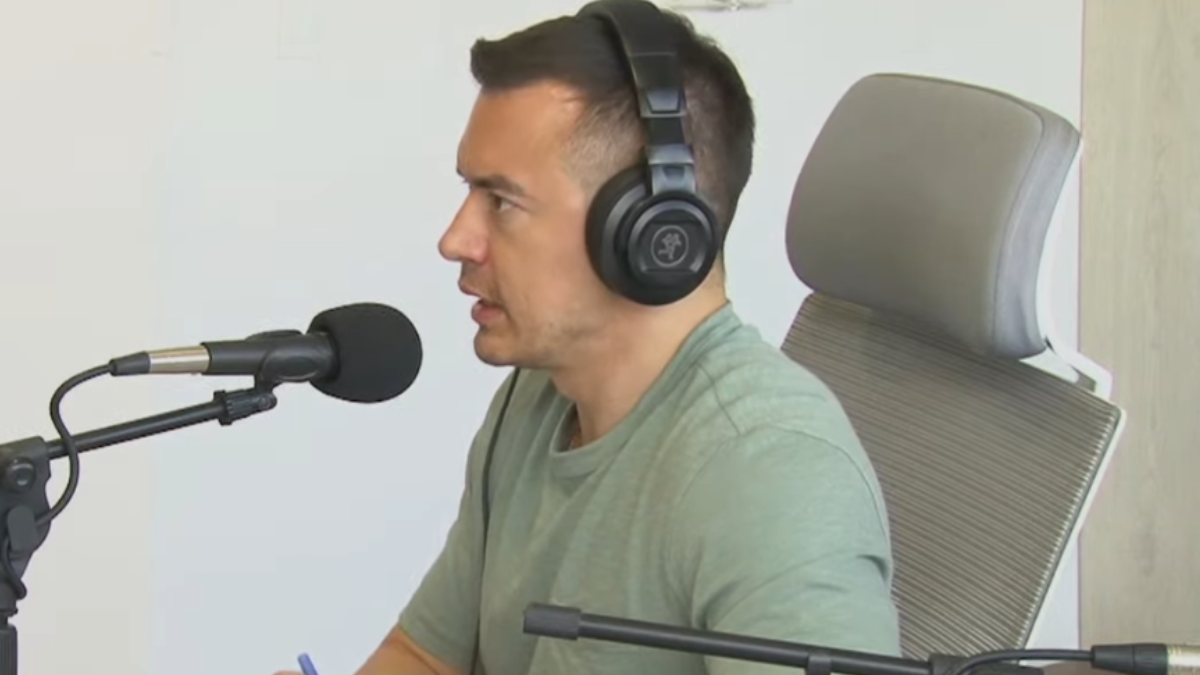 Fátima Bosch, Miss Universo, durante su visita a Ambato saludó desde el balcón de la Casa del Portal.