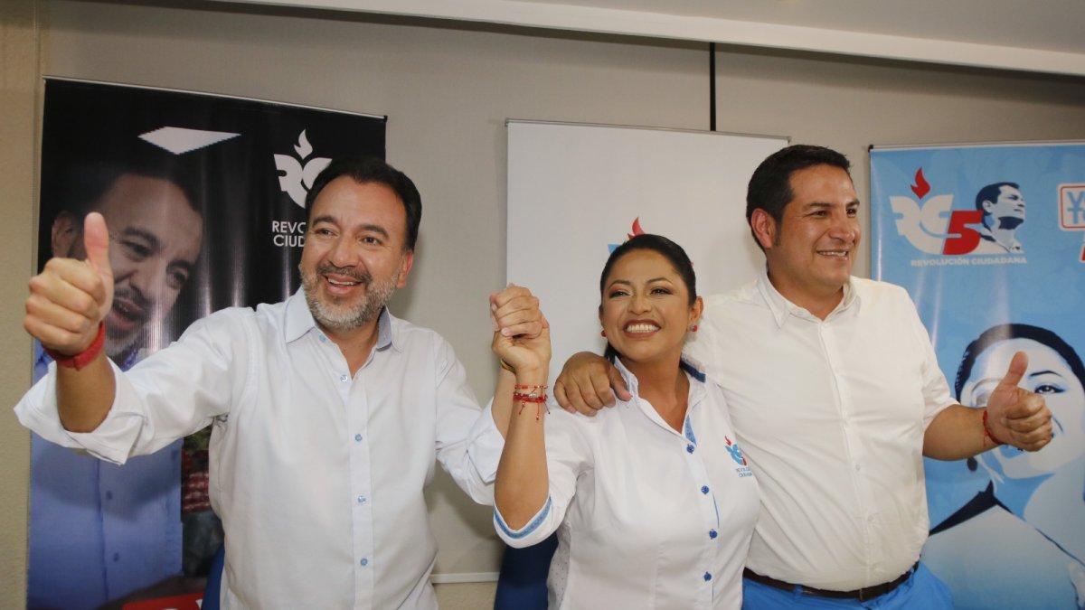 Pabel Muñoz (i), alcalde de Quito, y Paola Pabón (c), prefecta de Pichincha.