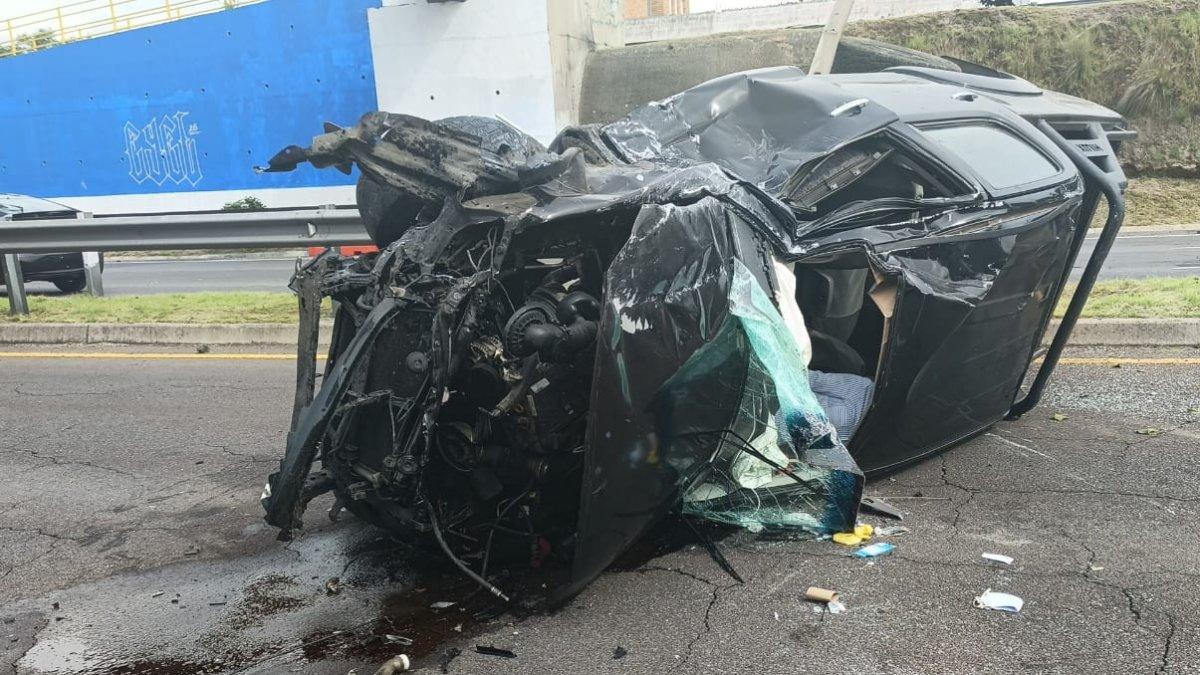 Uno de los vehículos quedó volcado sobre la Ruta Viva, luego del accidente entre dos automotores.