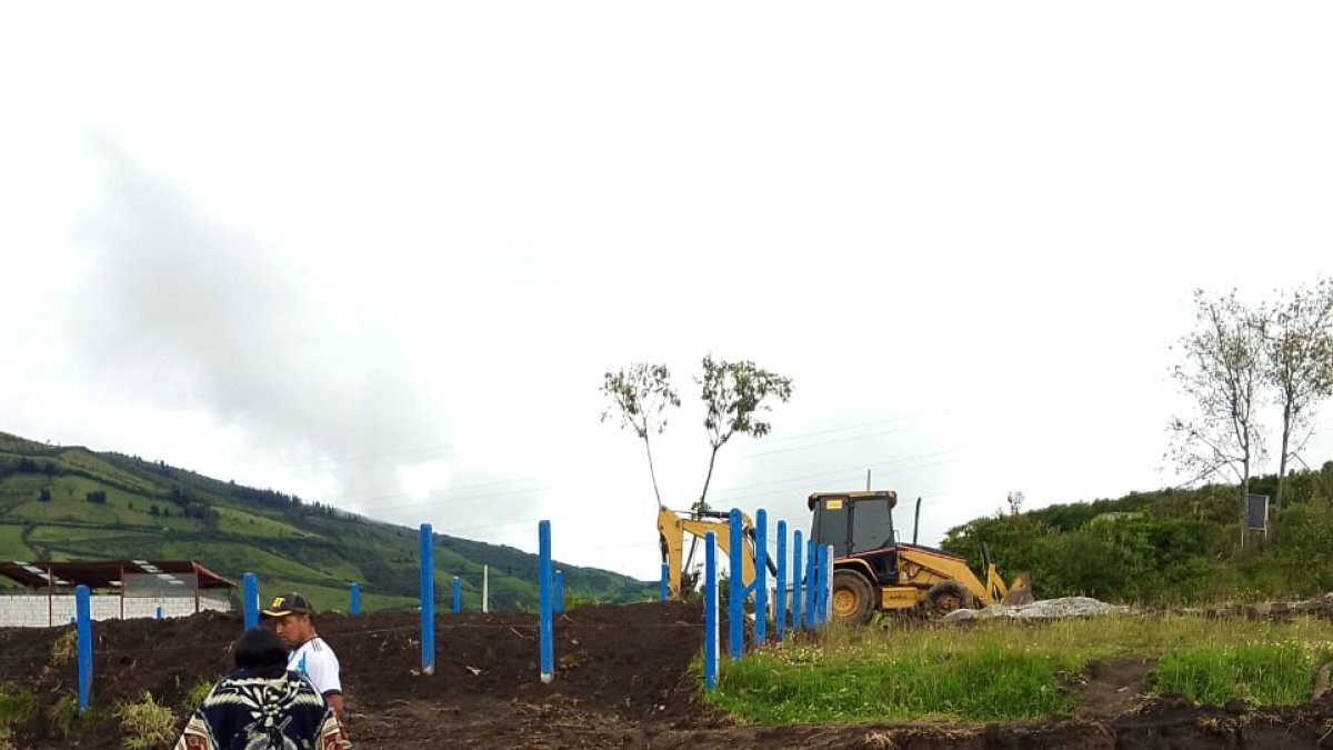 Maquinaria retenida por la AMC tras intervenir en una obra sin permisos en Chillogallo, sur de Quito.