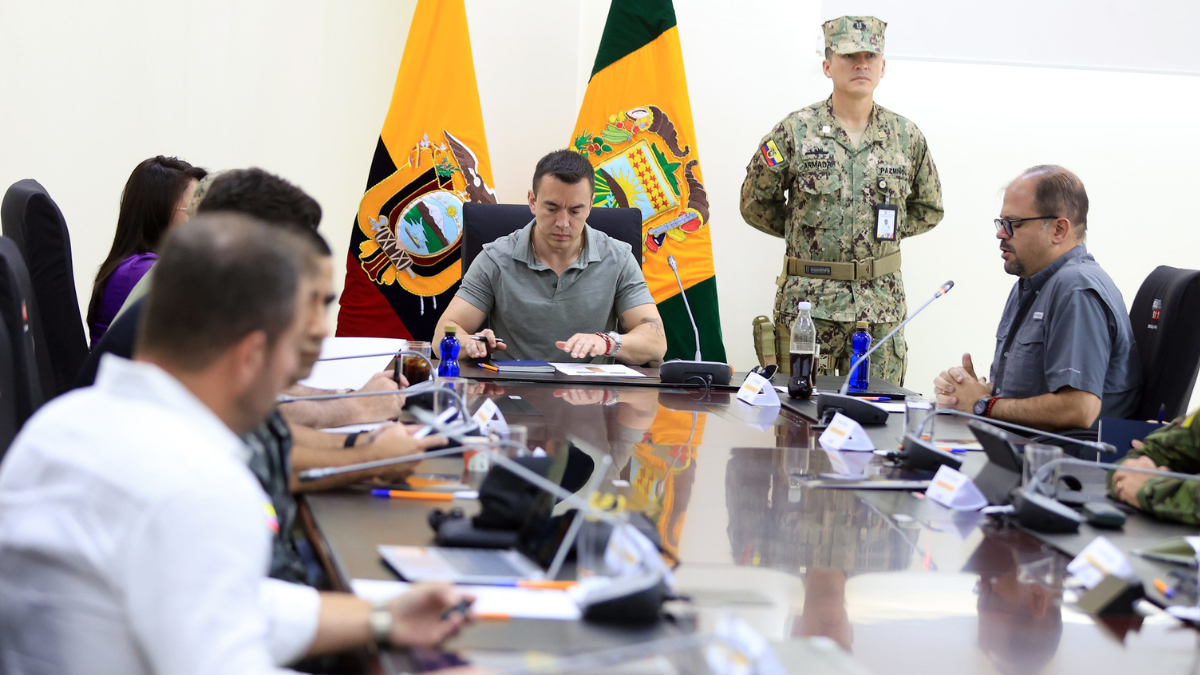 Daniel Noboa encabeza reunión de seguridad junto a autoridades militares en Quito.