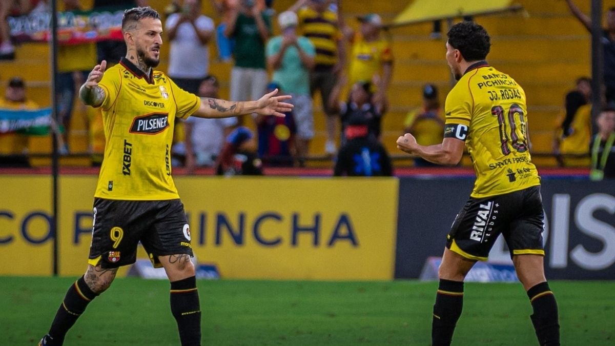 Darío Benedetto y Joao Rojas jugadores de Barcelona SC.