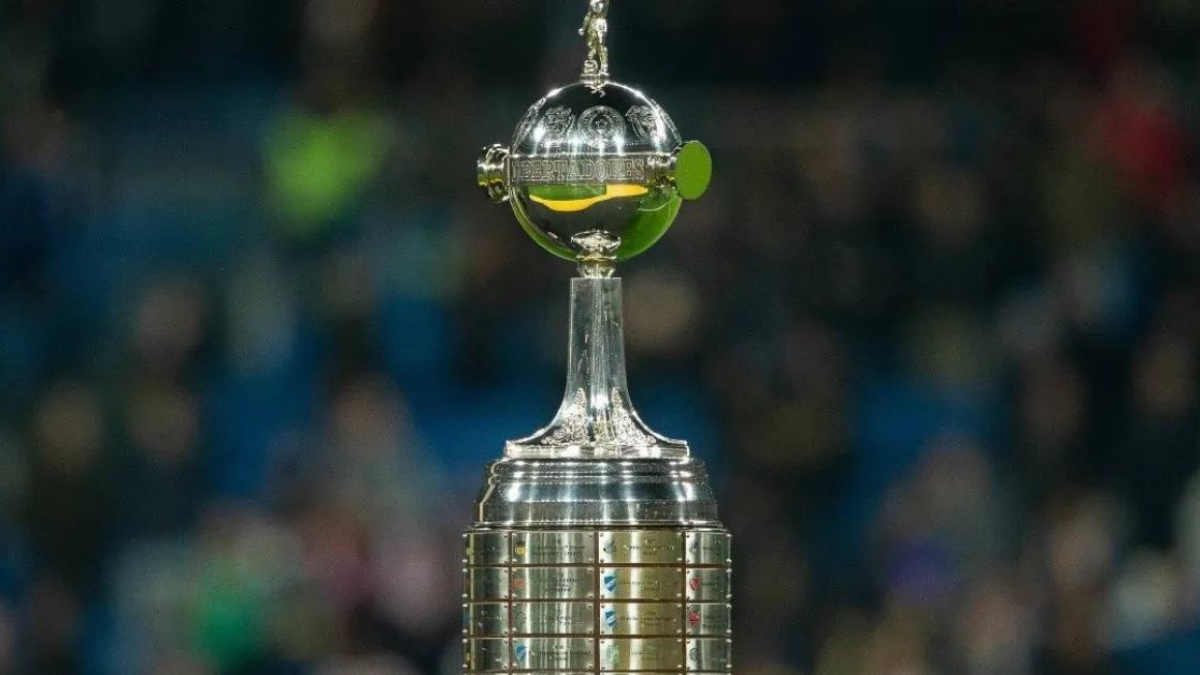 El trofeo de la Copa Libertadores que obtendrá el ganador.