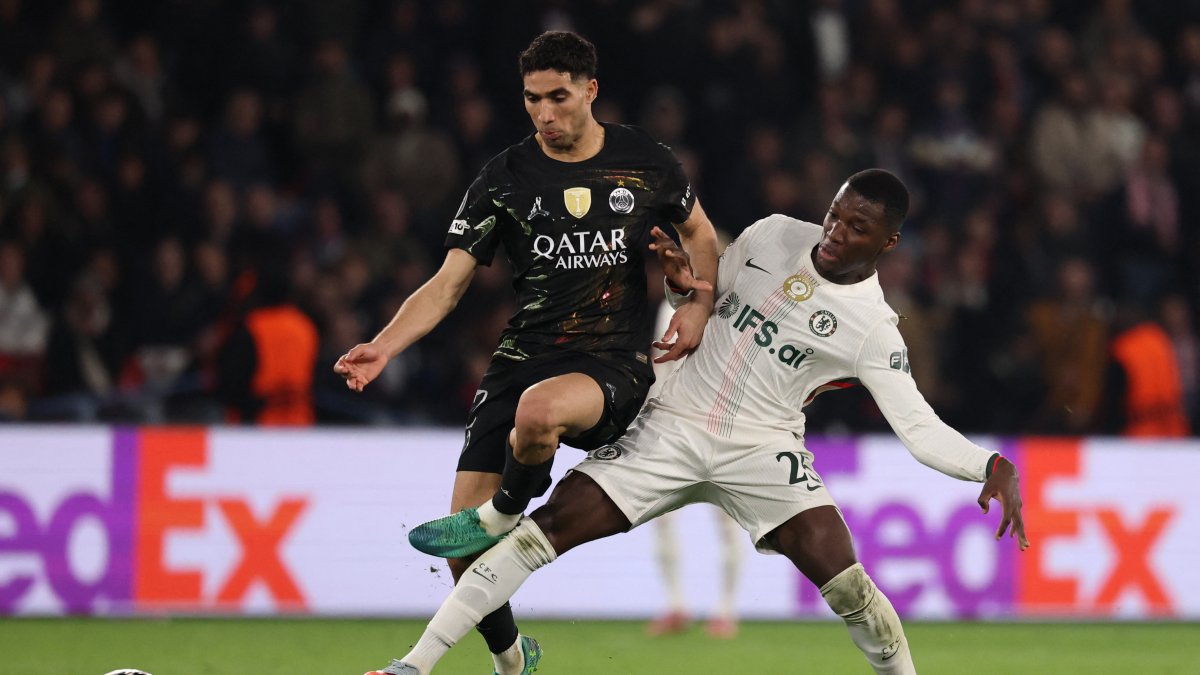 Moisés Caicedo disputa un balón contra Hakimi en el partido de ida entre PSG y Chelsea por los octavos de final de la UEFA Champions League 2025-26.