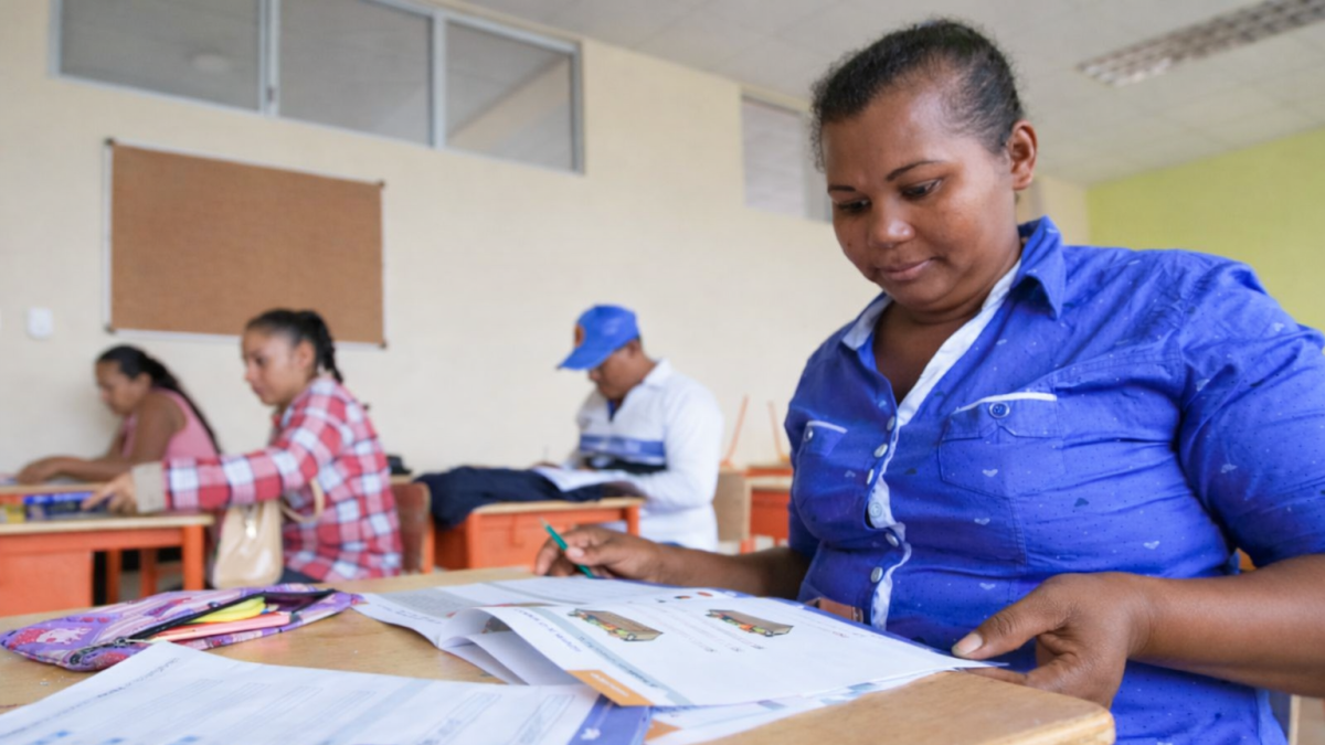 La modalidad educativa permite estudiar con acompañamiento docente y trabajo independiente.