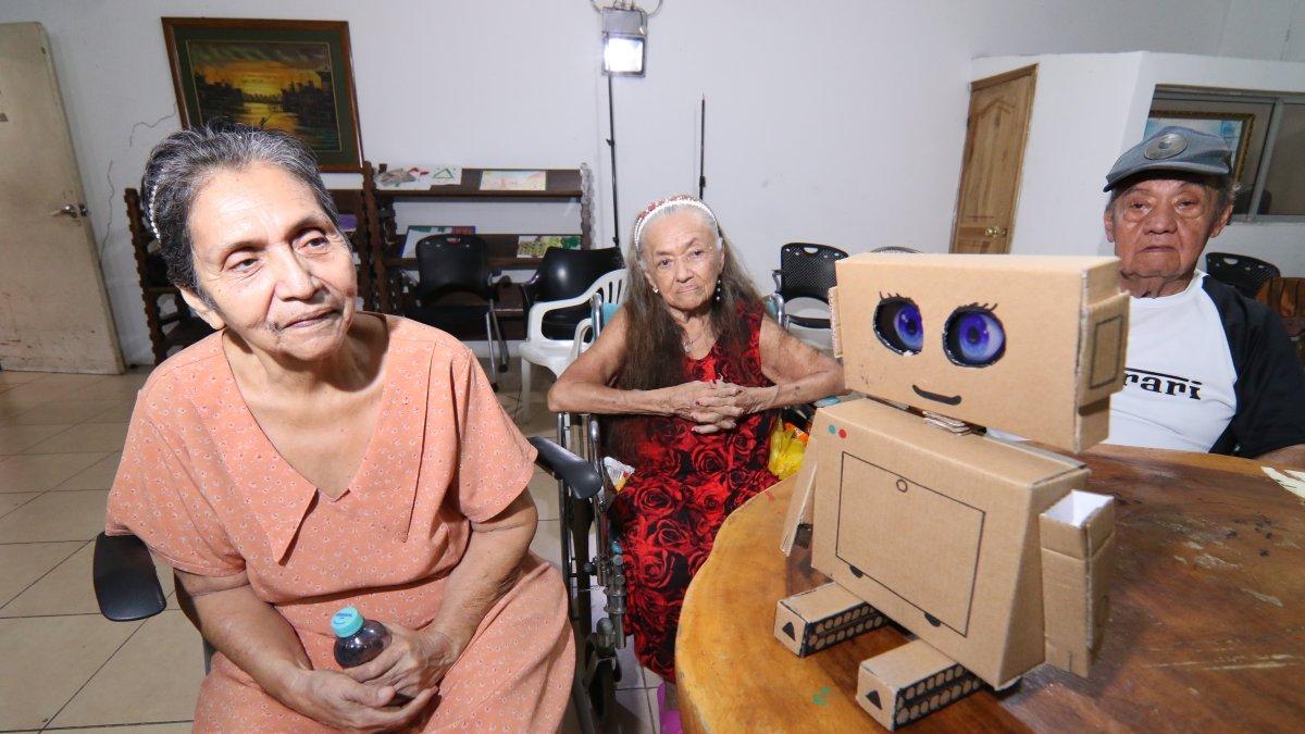 Adultos mayores escucharon y conversaron con el asistente de IA durante la actividad organizada por estudiantes e investigadores universitarios.