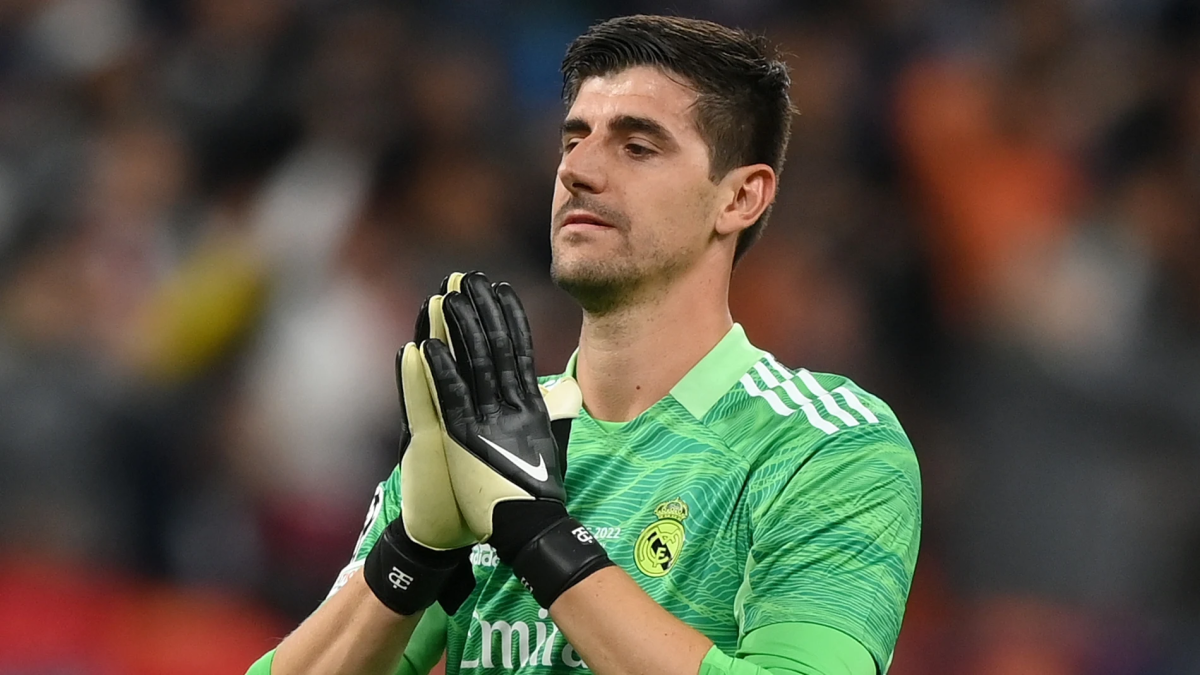 EL arquero de Real Madrid Thibaut salió abruptamente del partido contra Manchester City.