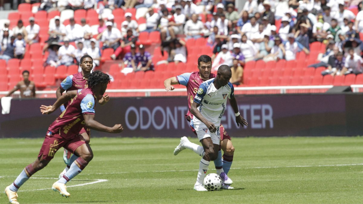 Caminar se vuelve una tarea complicada cuando llueve en Sauces, ciudadela donde las inundaciones son una 'tradición' anual.