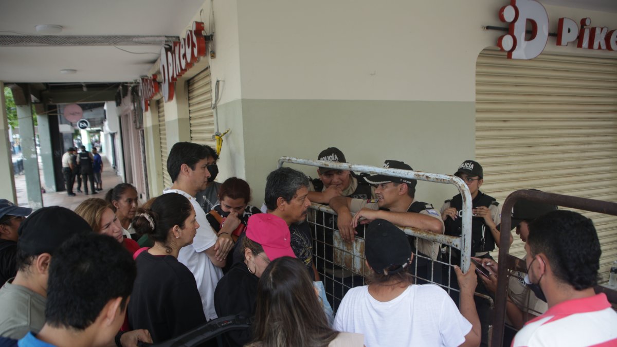 Residentes y comerciantes del Multicomercio tienen casi un mes insistiendo por acceder a sus propiedades para retirar mercaderías y pertenencias tras el incendio del centro comercial.
