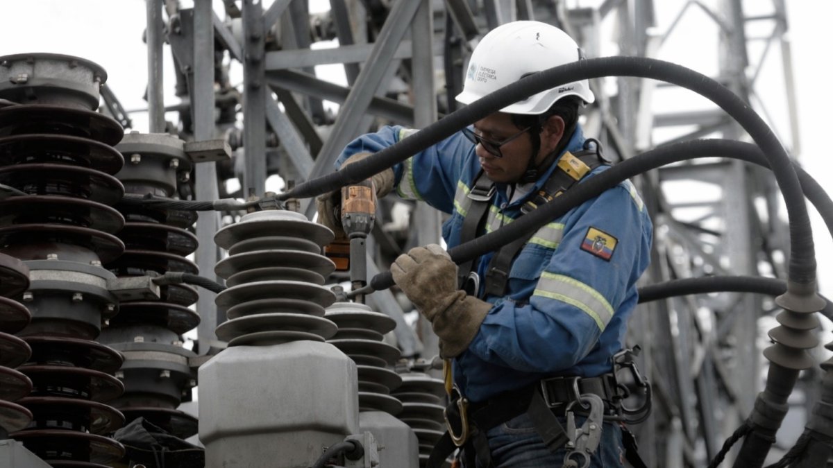Personal técnico refuerza infraestructura eléctrica ante lluvias intensas en zonas críticas del país.