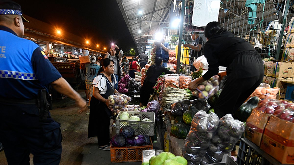 Comerciantes de Caraguay y Montebello reorganizan sus jornadas para adaptarse a la restricción nocturna.