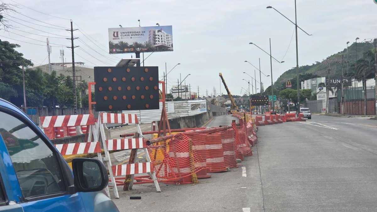 Equipos pesados instalan estructuras de hasta 40 metros en el paso elevado que busca aliviar el tráfico hacia la vía a la costa.