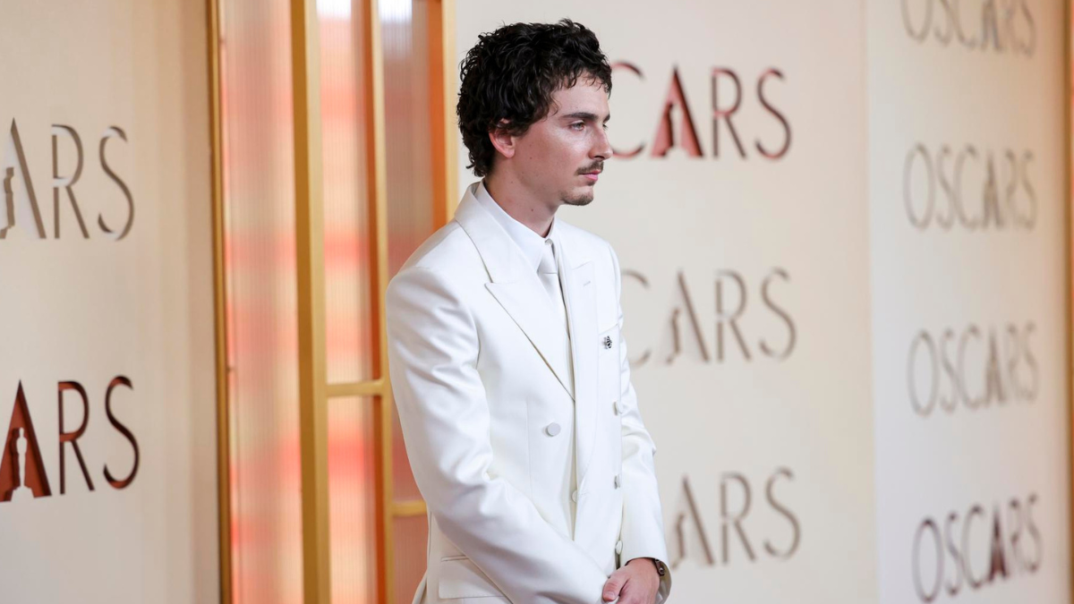 Timothée Chalamet posa en la alfombra roja de los Oscar, donde su estilo marcó uno de los momentos más comentados de la gala.