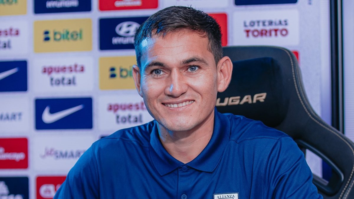 Jairo Vélez firmó con Alianza Lima luego de su salida de Universitario de Deportes.