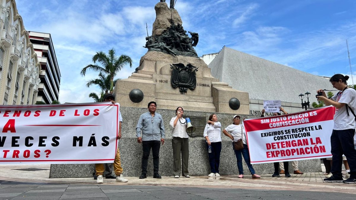 Plantón. En las afueras del Municipio de Guayaquil, afectados por la construcción del Quinto Puente piden audiencia a la alcaldesa, Tatiana Coronel.