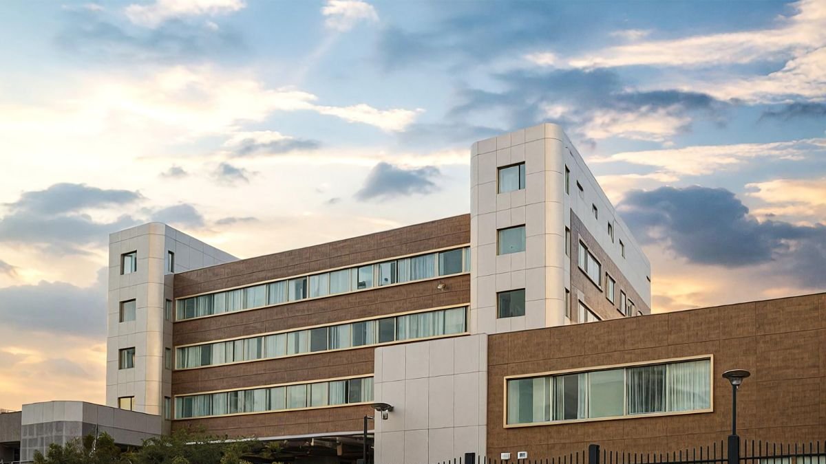 Hospital General Babahoyo reabre sus servicios tras descenso del nivel del agua en la ciudad.