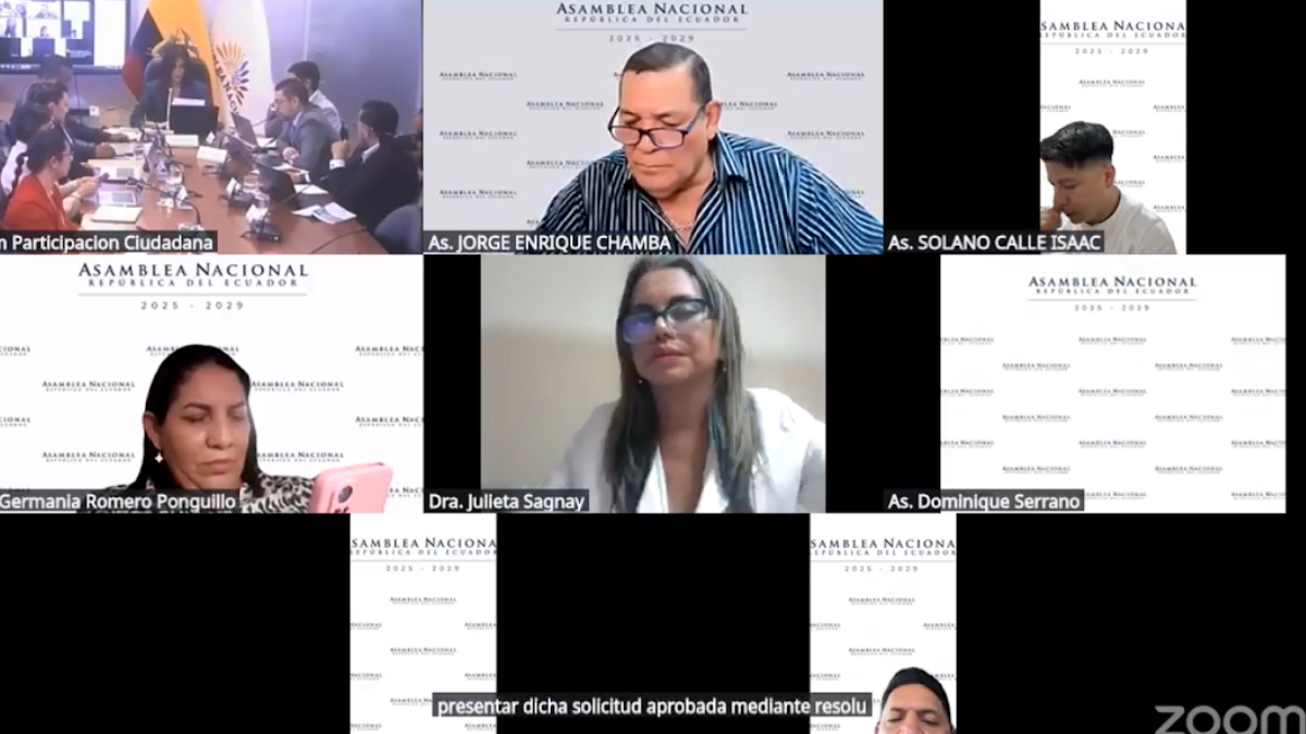 Maquinaria de la Prefectura del Guayas labora en el recinto El Tránsito, en Jujan, por la ruptura de un muro de contención.