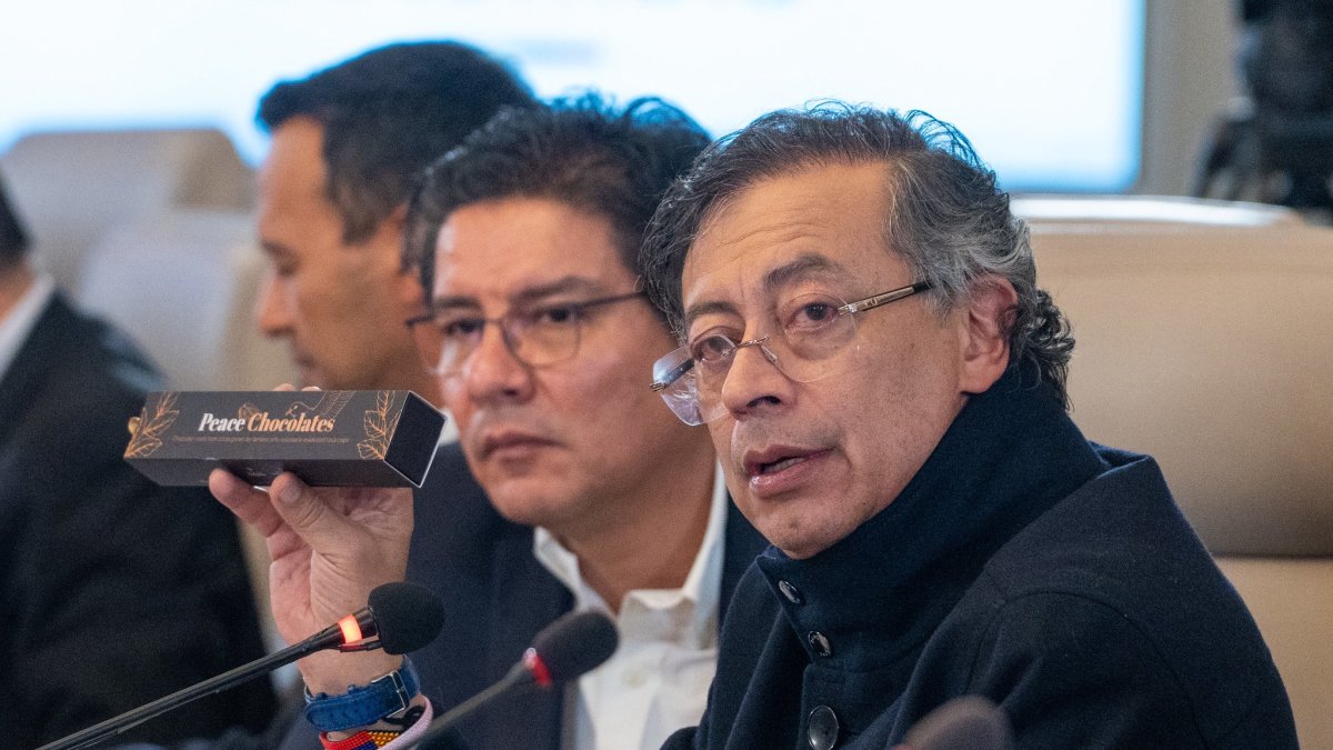 Gustavo Petro denuncia la presencia de explosivos en la frontera con Ecuador durante consejo de ministros.