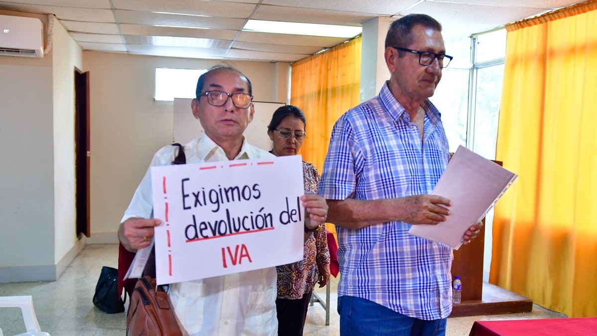 Un grupo de adultos mayores exige la devolución del IVA.