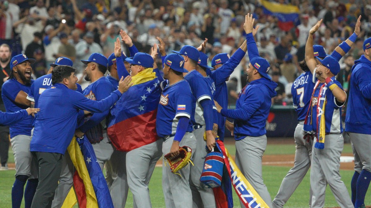 Los jugadores de la selección de Venezuela festejan tras una victoria clave en el Clásico Mundial de Béisbol.