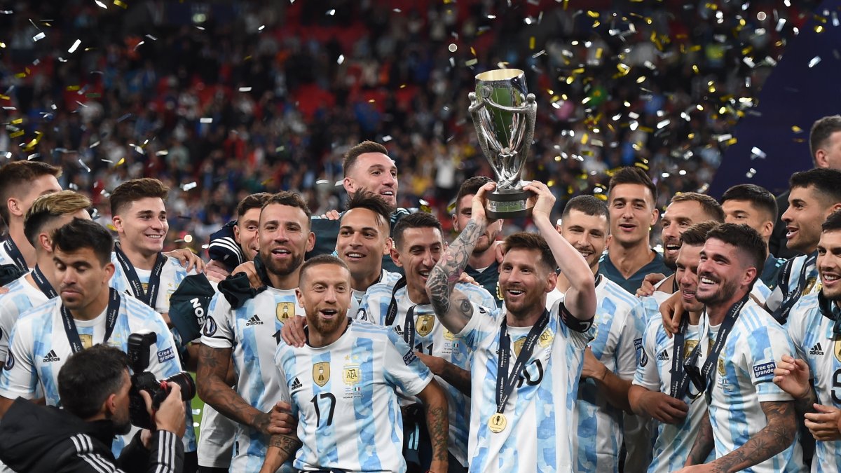 Los jugadores de Argentina levantando el trofeo de la Finalissima en una edición pasada.