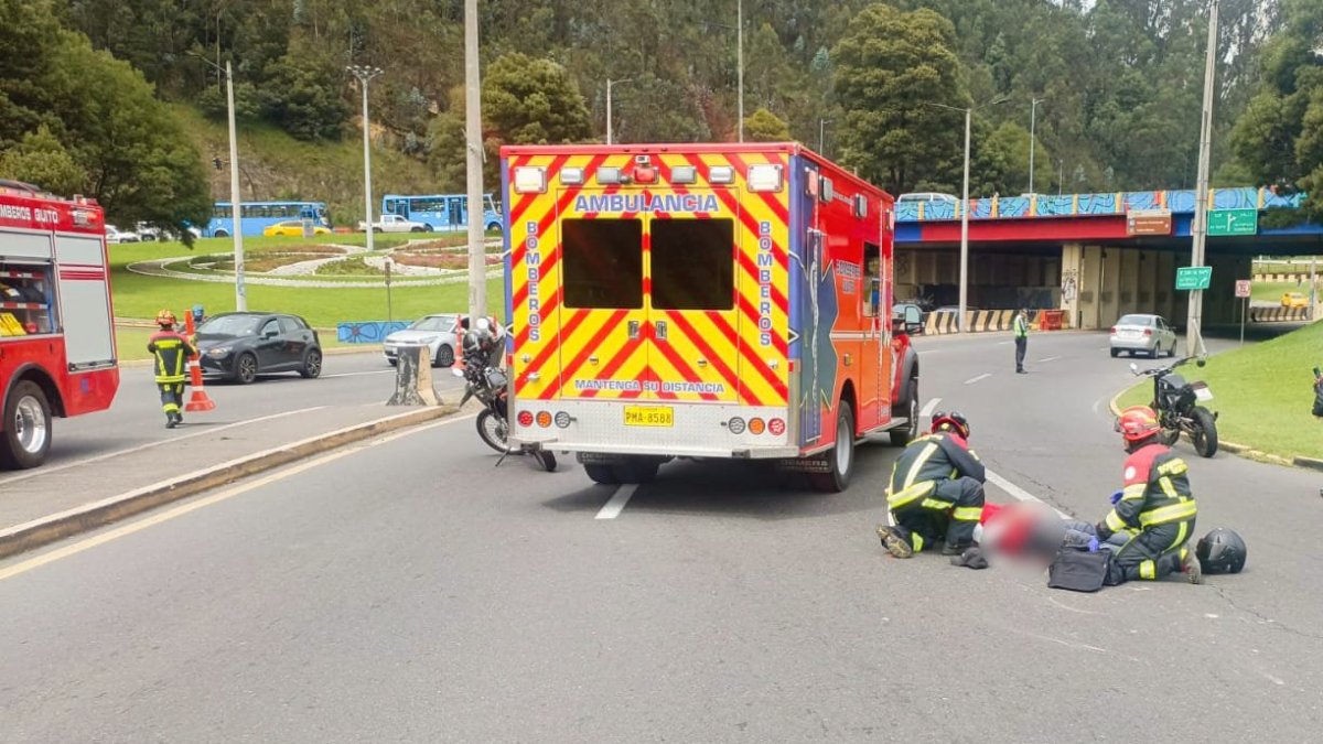 Debido al impacto, el motocilista resultó herido.