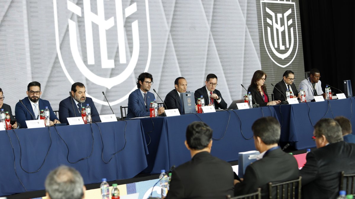 Parte del Consejo Directivo de Francisco Egas en la Ecuafútbol.