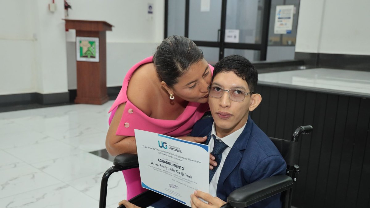 Viviana Veloz durante la interpelación a Mario Godoy en la Asamblea Nacional de Ecuador.