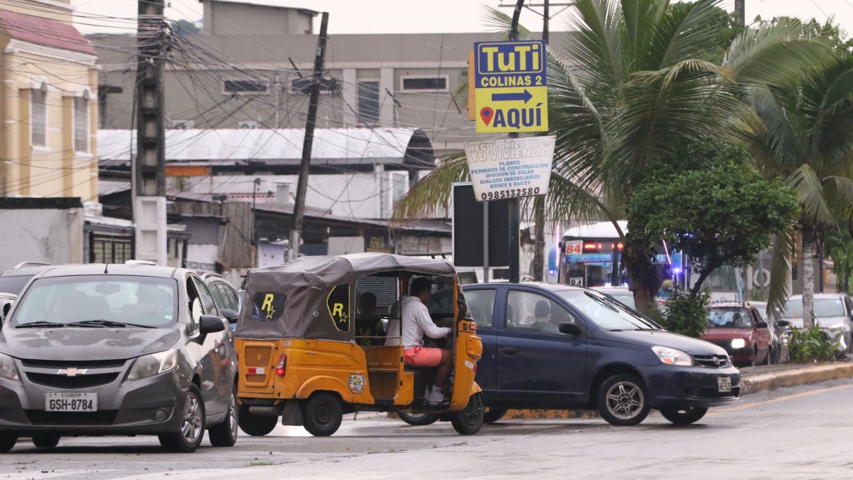 Tricimotos circulando en vías principales, algo que está prohibido, se ha vuelto común en Guayaquil, ante la imprudencia de sus conductores y la falta de control efectivo.