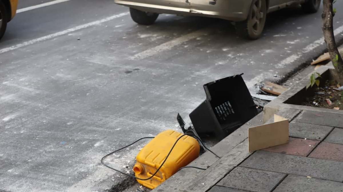 Un televisor y otros artículos quedaron sobre la calzada de 10 de Agosto entre las avenidas Machala y Quito, tras ser lanzados por una mujer desde lo alto de un edificio.