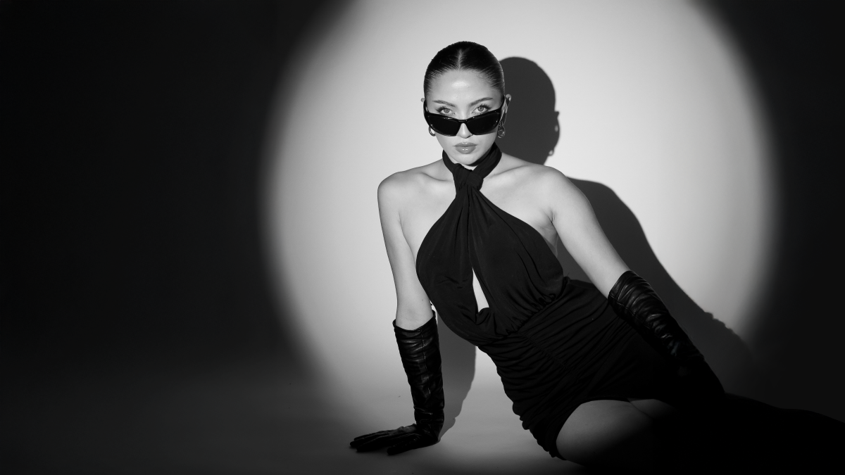 Está próxima a finalizar un máster especializado en comunicación y marketing de moda y lujo