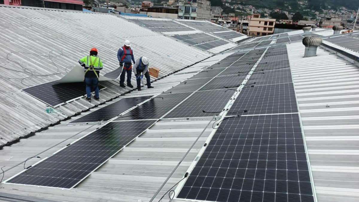 La instalación de paneles solares en una empresa.