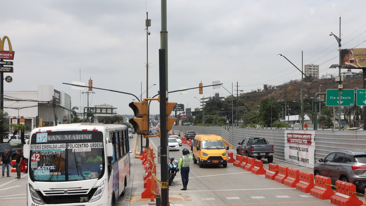 Operativo de emergencia en el centro de Guayaquil, donde comerciantes y residentes de Multicomercio reclaman respuestas ante la incertidumbre generada por la situación.