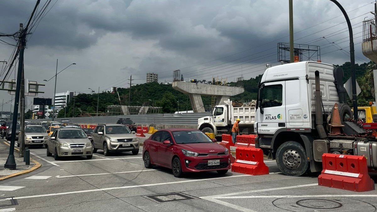 En la avenida ya se ha realizado el montaje de vigas en el paso elevado de Los Ceibos.