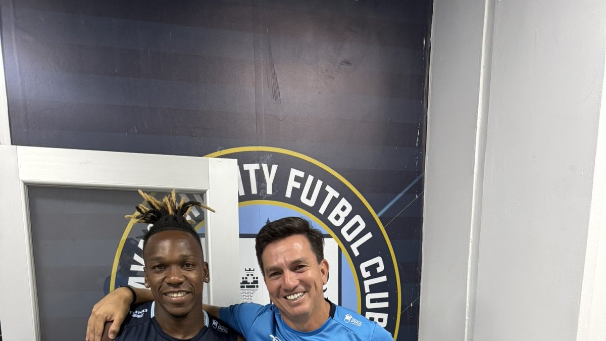 Un abrazo al final entre Pool Gavilánez y Junior Ayoví.