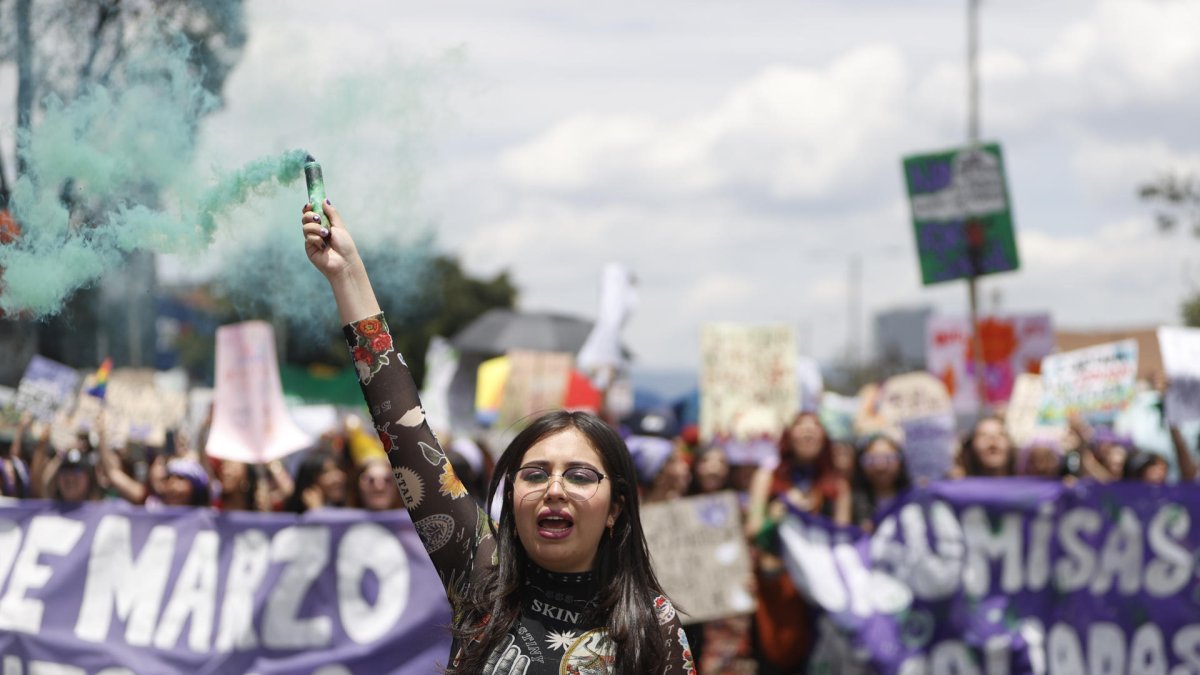 Una persona se manifiesta durante una movilización este domingo 15 de marzo de 2026, en Bogotá (Colombia).